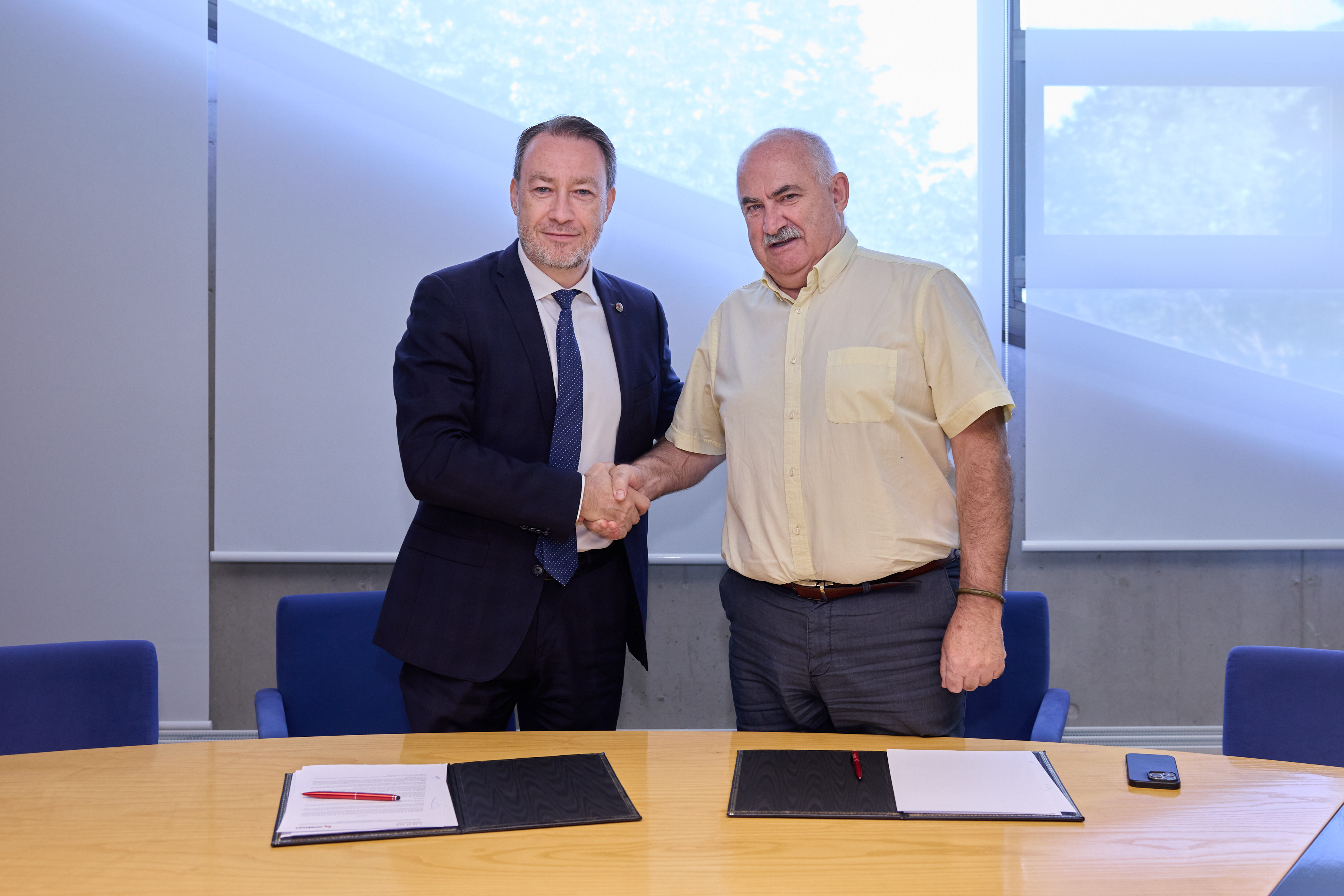 Momento de la firma para la creación de la Cátedra