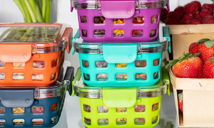 Alimentos almacenados en tuppers y cajas