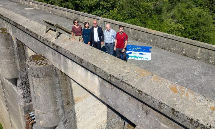 Representantes de Orekan, Gobierno de Navarra y Ayuntamiento de Donosti en la visita a la presa