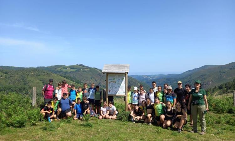 Escolares en la jornada educativa en el paraje de Eskolamendi (Lesaka)