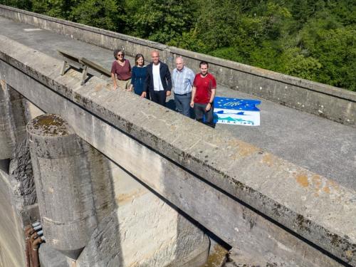 Representantes de Orekan, Gobierno de Navarra y Ayuntamiento de Donosti en la visita a la presa