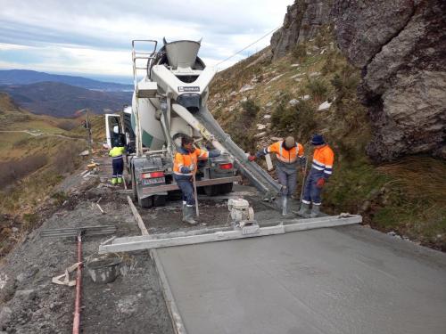 Equipo trabajando en las obras de acondicionamiento de la pista