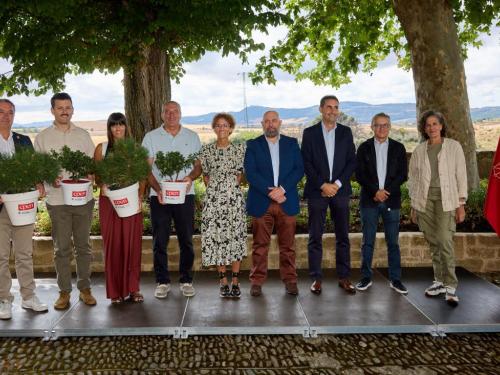 Foto de grupo de las autoridades participantes en la presentación de los nuevos proyectos del Bosque CPEN